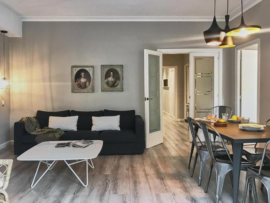 Magnificent 4 Bedroom Apartment In Eixample Barcelona Exterior photo
